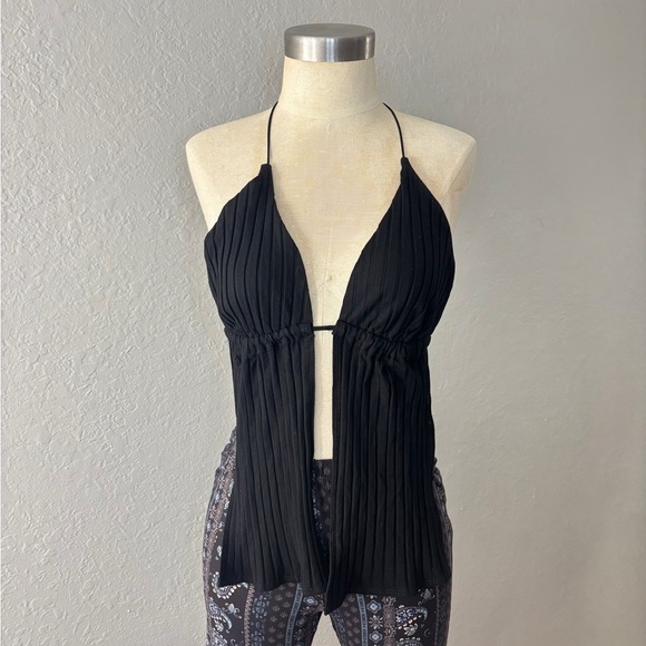 Fashion Nova Tops - Fashion Nova Black Ribbed Halter Crop Top